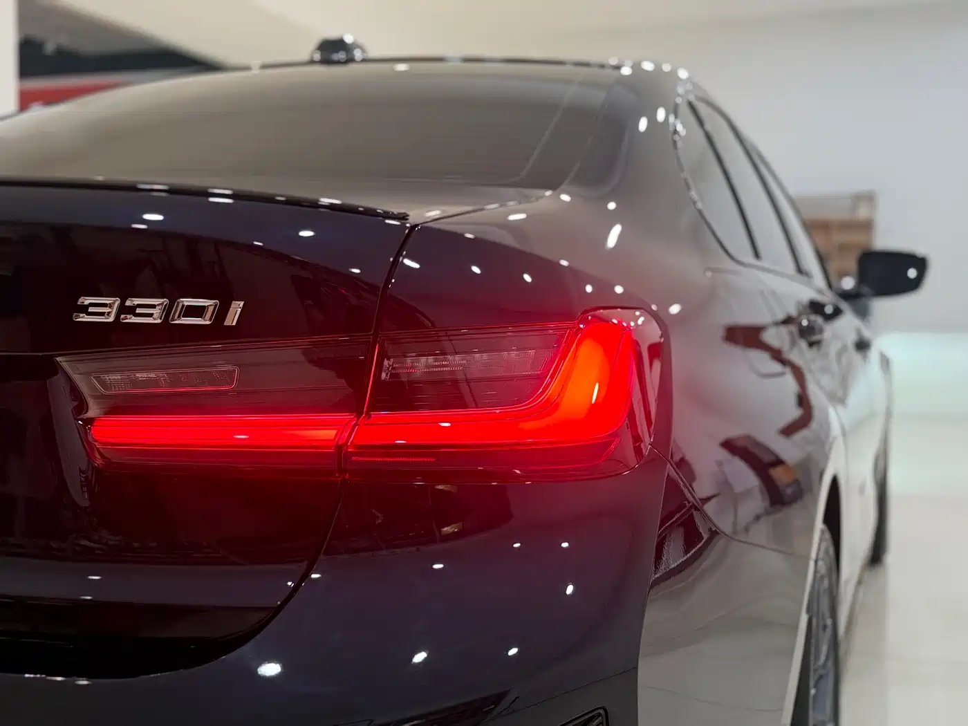 BMW 3 Series 2025 330i M Sport Night Edition фото 9