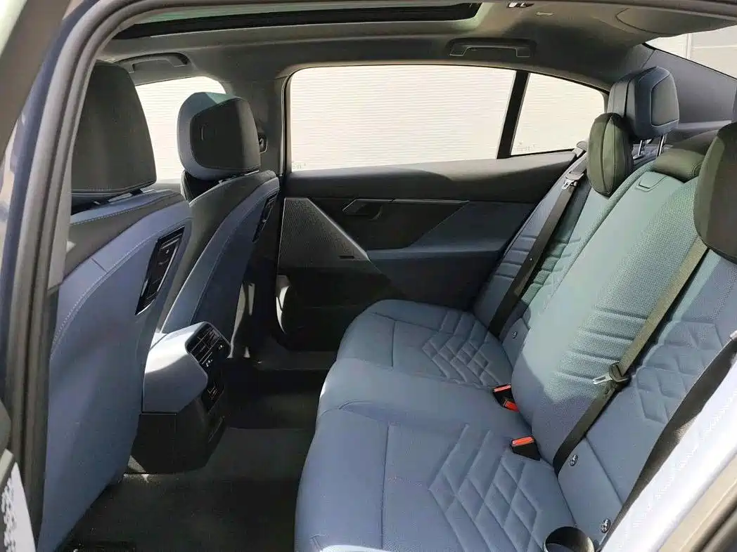 BMW i5 2024 eDrive 35L Premium Model M Sport Package фото 11