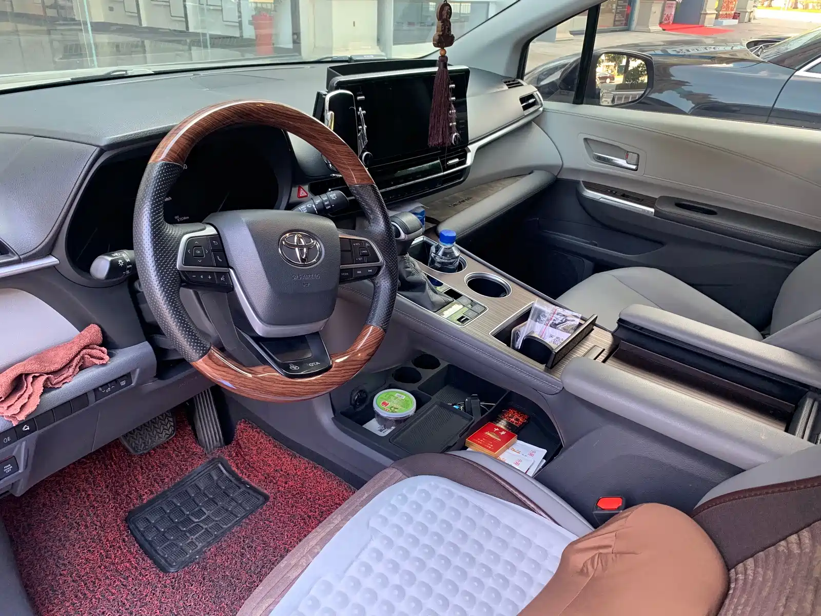 Photo 7 - Toyota Sienna