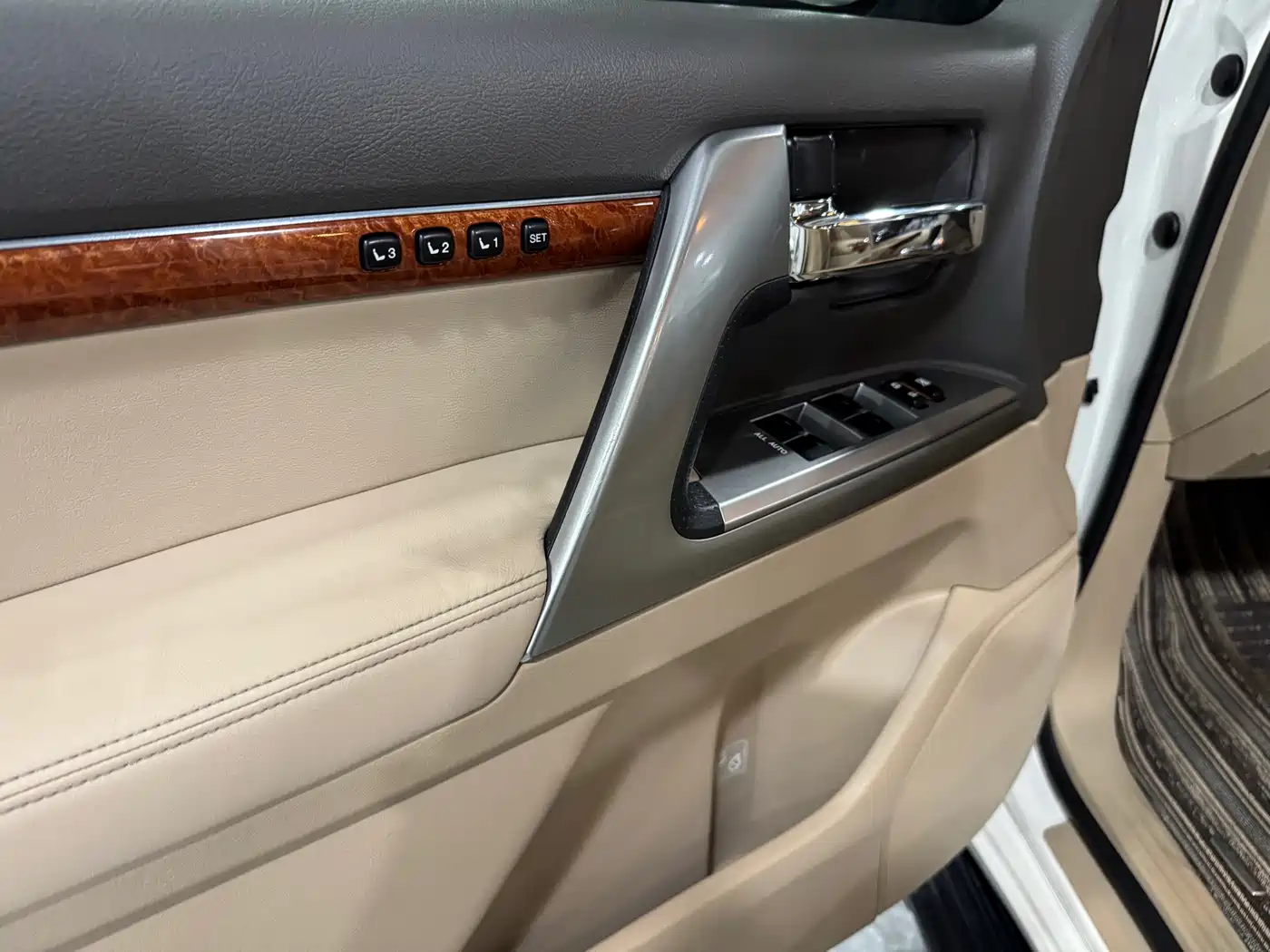 Toyota Land Cruiser 2012 4.6L Automatic VX-R фото 11