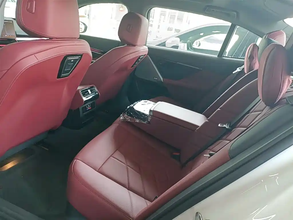 BMW 5 Series 2024 530Li xDrive M Sport Package фото 17