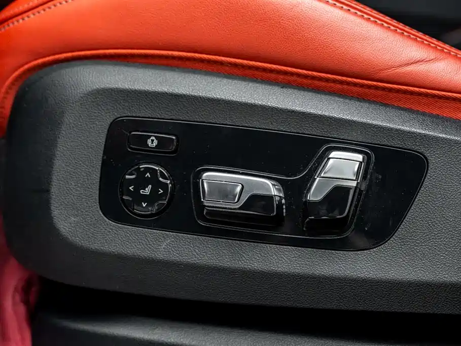 BMW XM 2023 50e фото 14