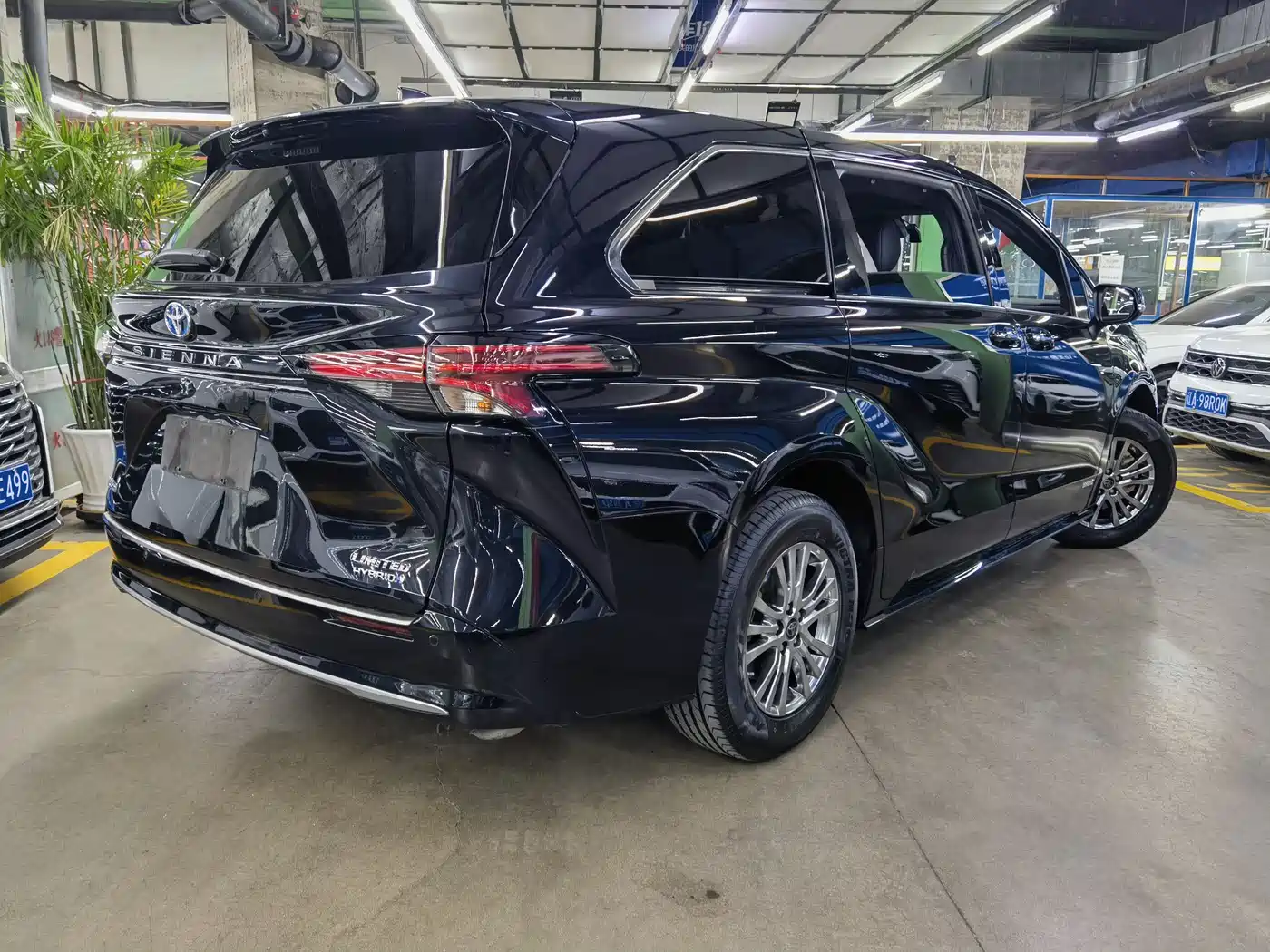 Toyota Sienna 2021 2.5L Hybrid Premium Edition фото 6