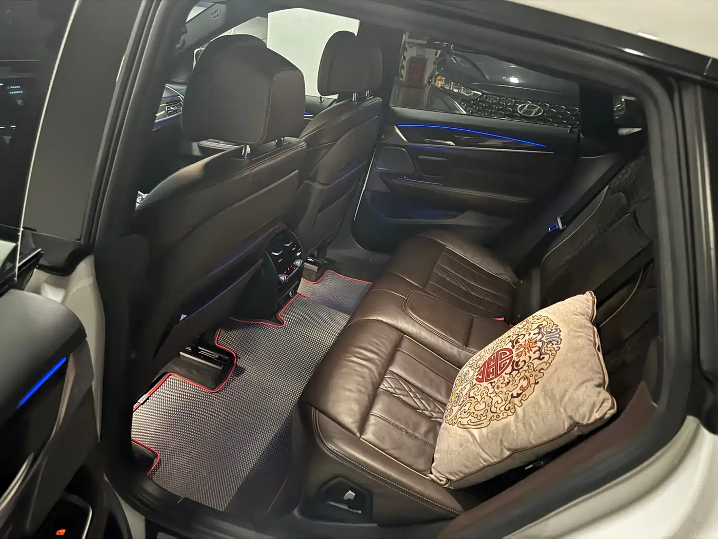 BMW 6 Series GT 2018 640i xDrive M Sport Package фото 8