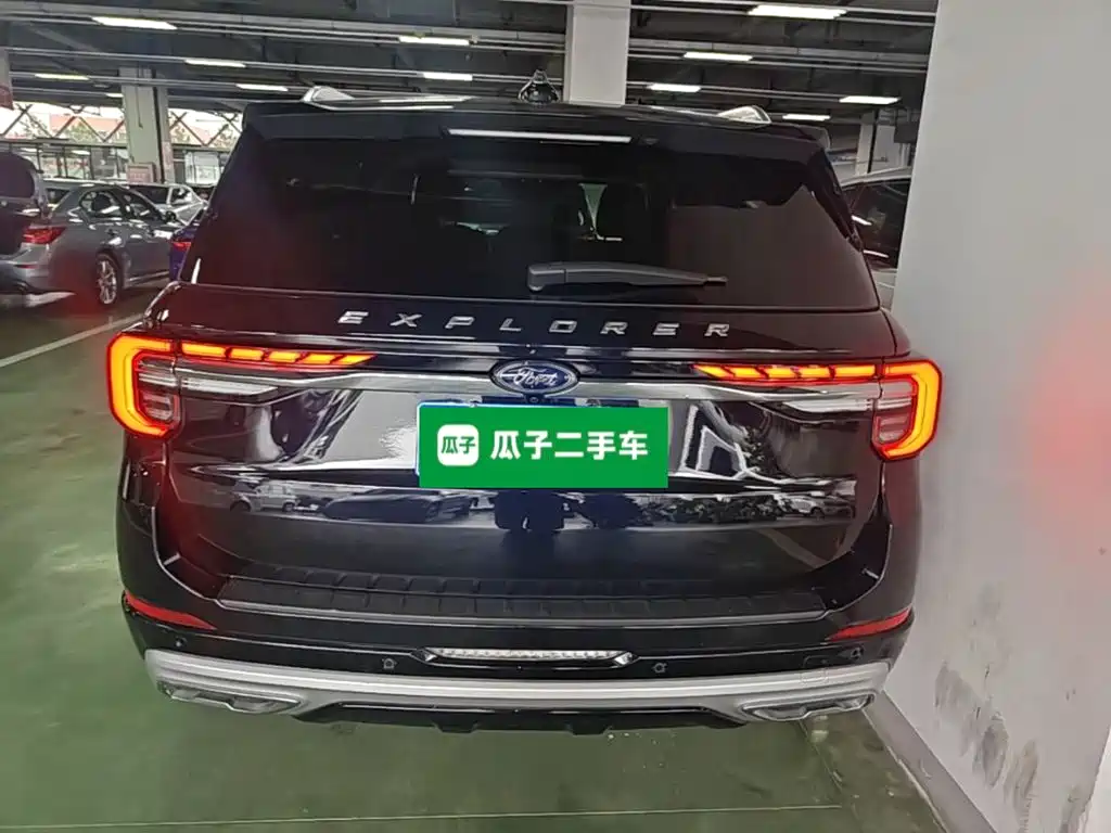 Photo 6 - Ford Explorer