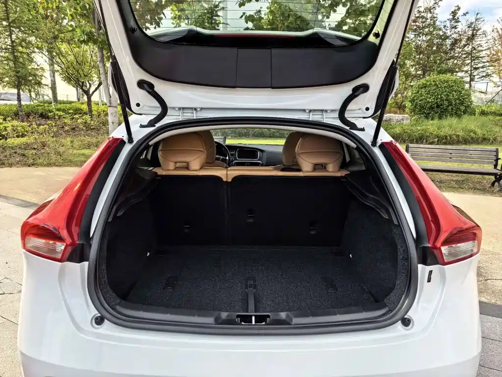 Photo 7 - Volvo V40
