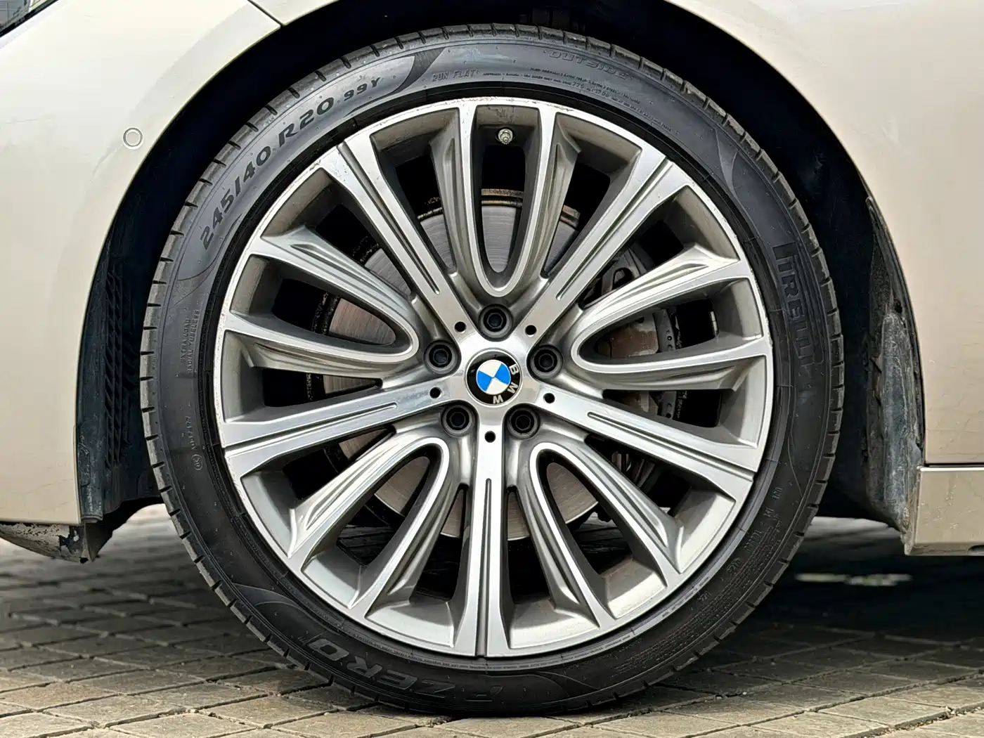 Photo 16 - BMW 7 Series