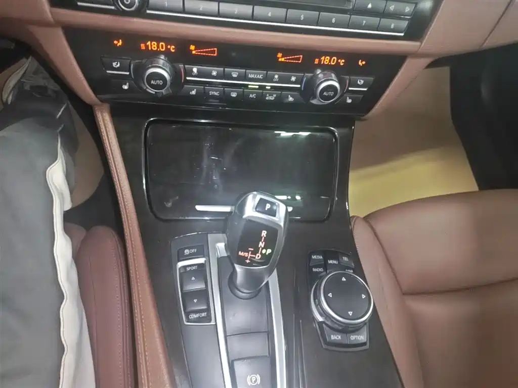 BMW 5 Series 2014 535Li Leadership фото 14
