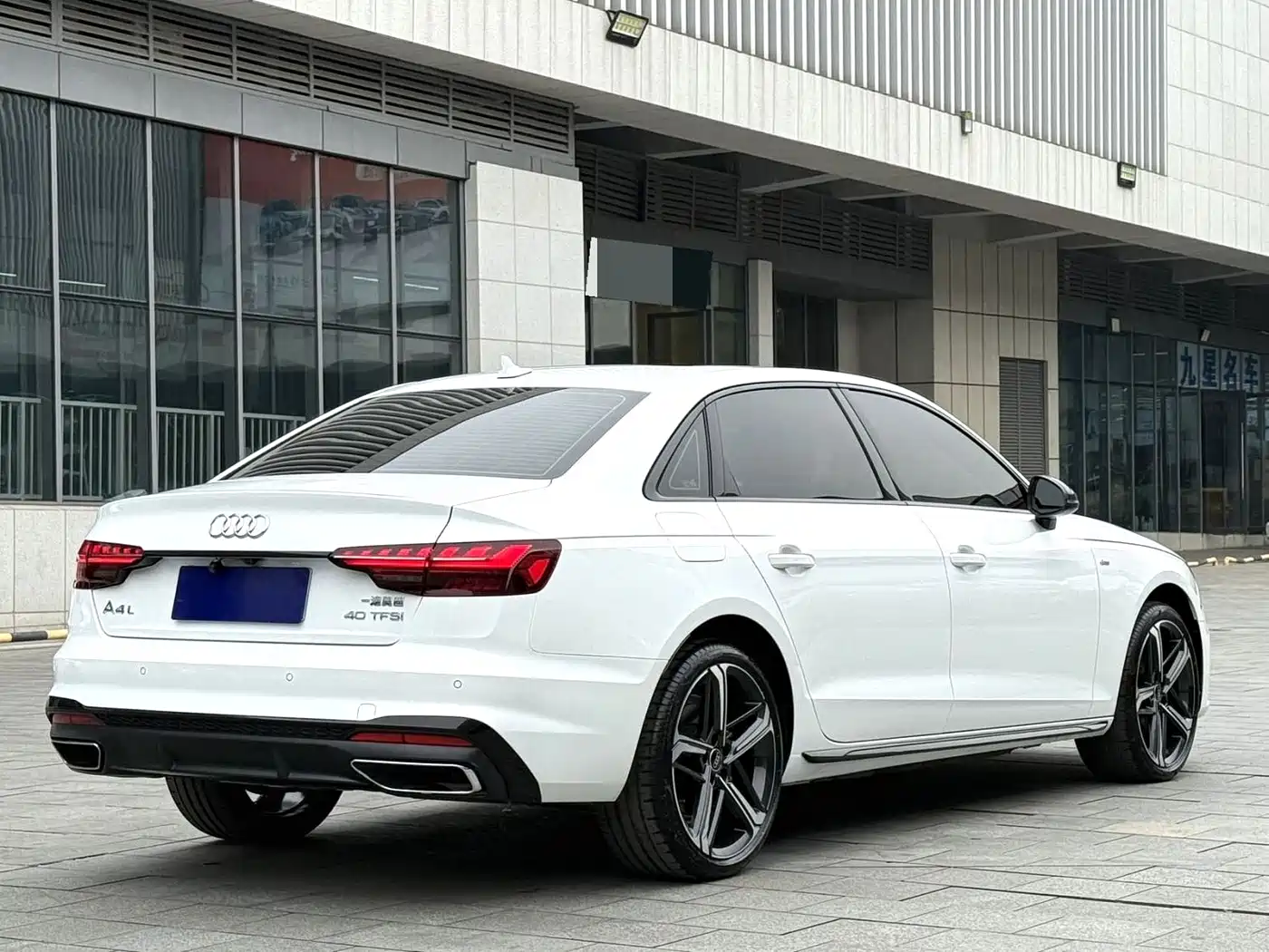 Audi A4L 2025 2 Million Celebration Edition 40 TFSI Luxury Dynamic фото 9