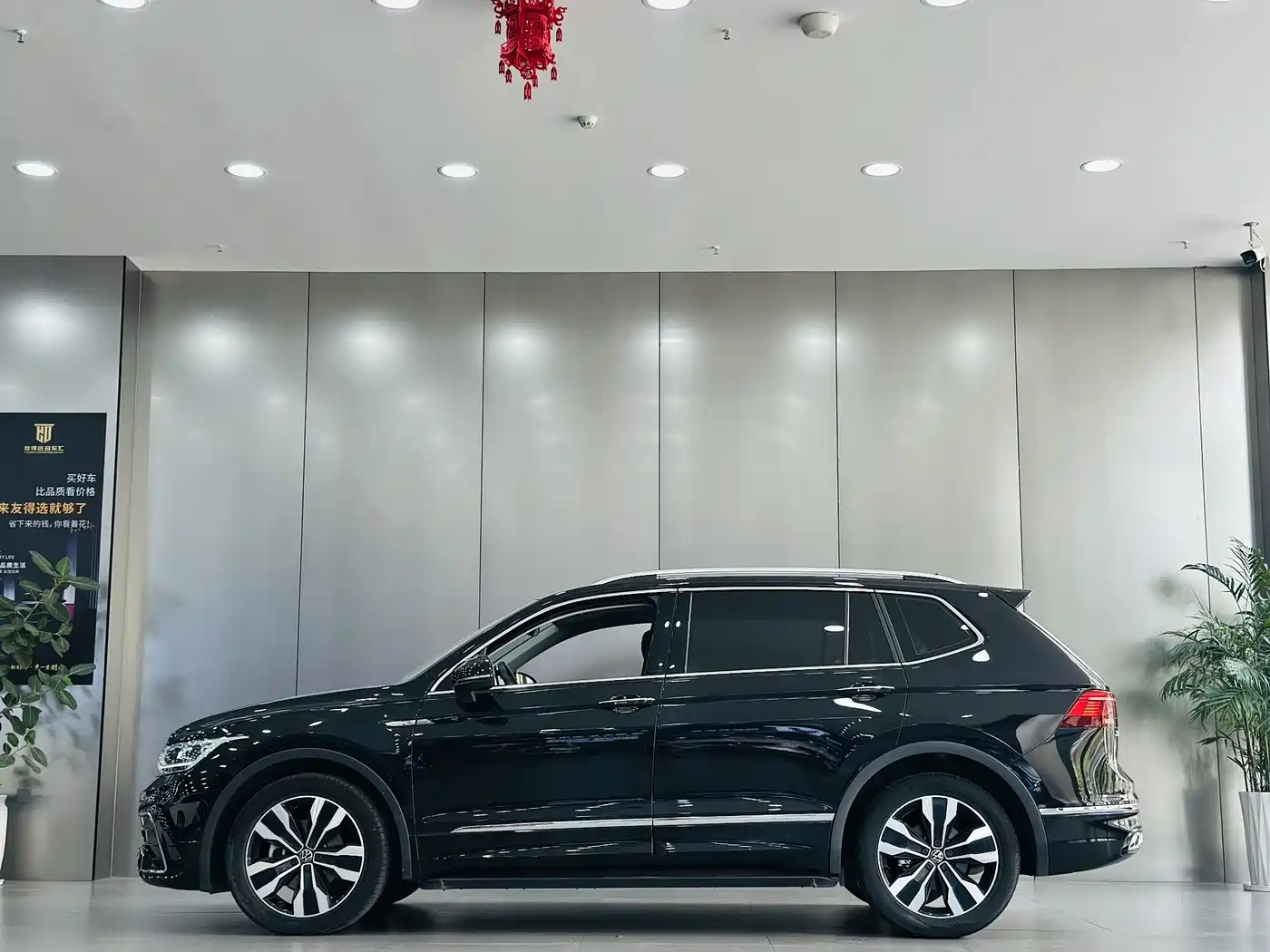 Volkswagen Tiguan L 2024 330TSI Automatic 2WD R-Line Premium Enjoyment Edition фото 8