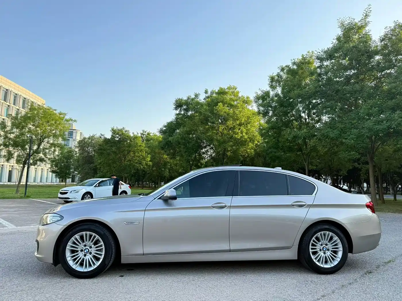 BMW 5 Series 2014 525Li Leading фото 3