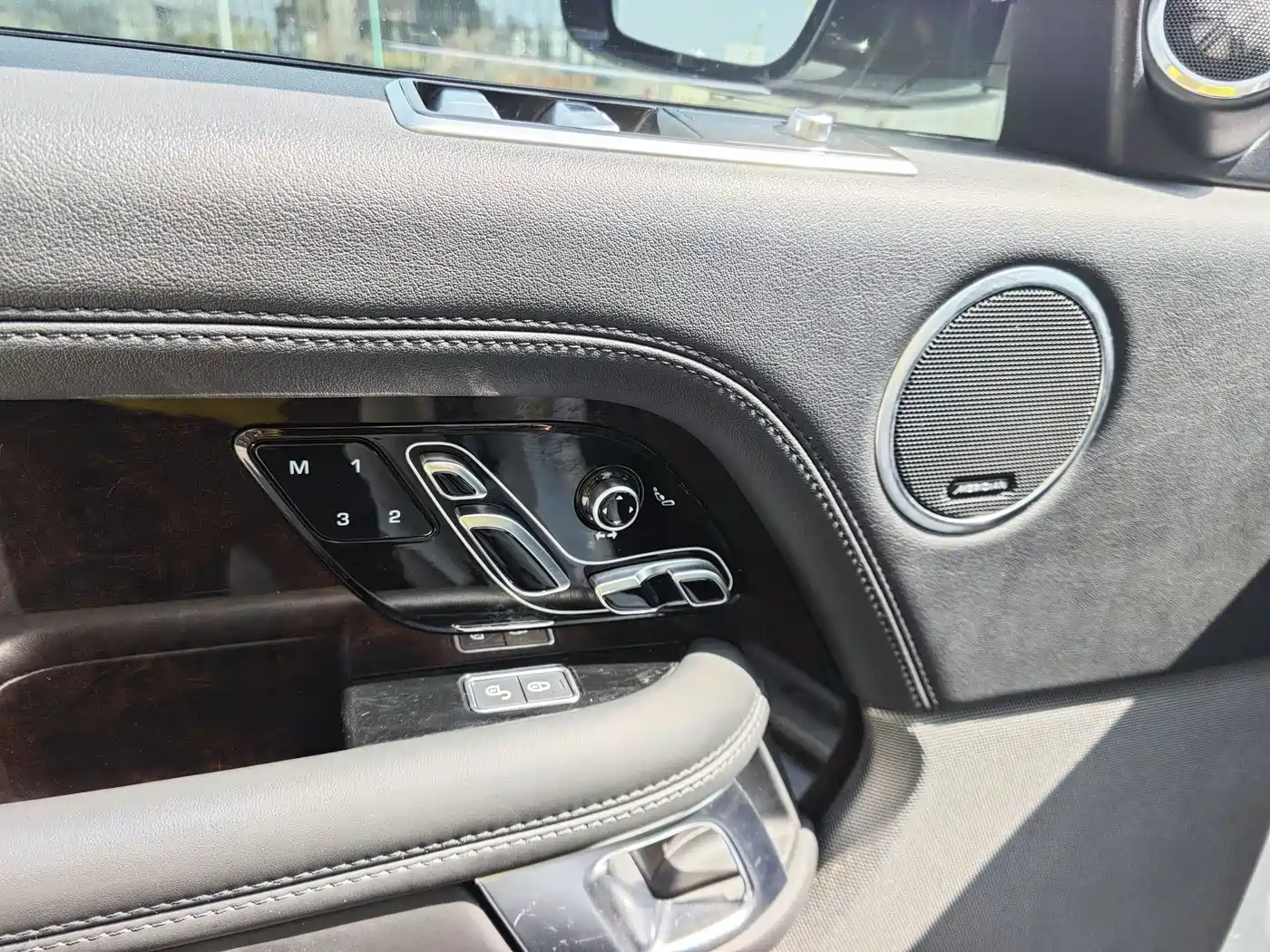 Land Rover Range Rover 2020 3.0 L6 Heritage Extended Edition фото 12