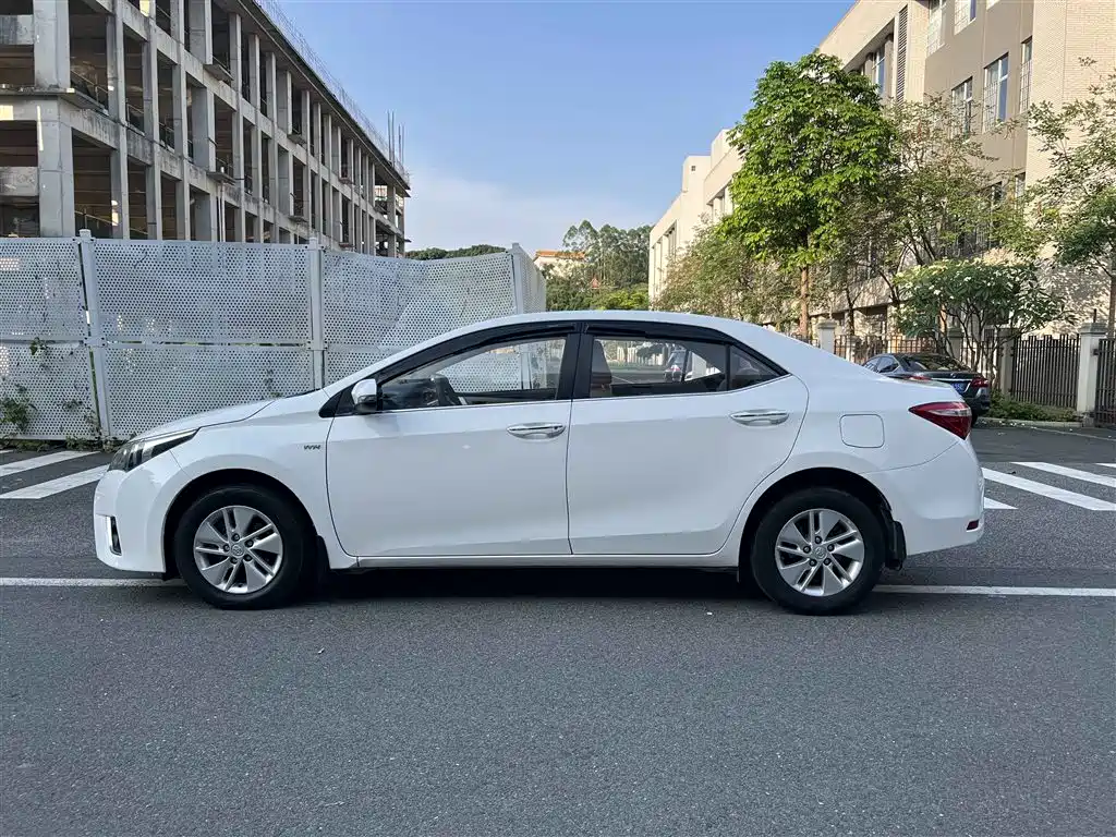 Toyota Corolla 2014 1.6L CVT GL фото 2