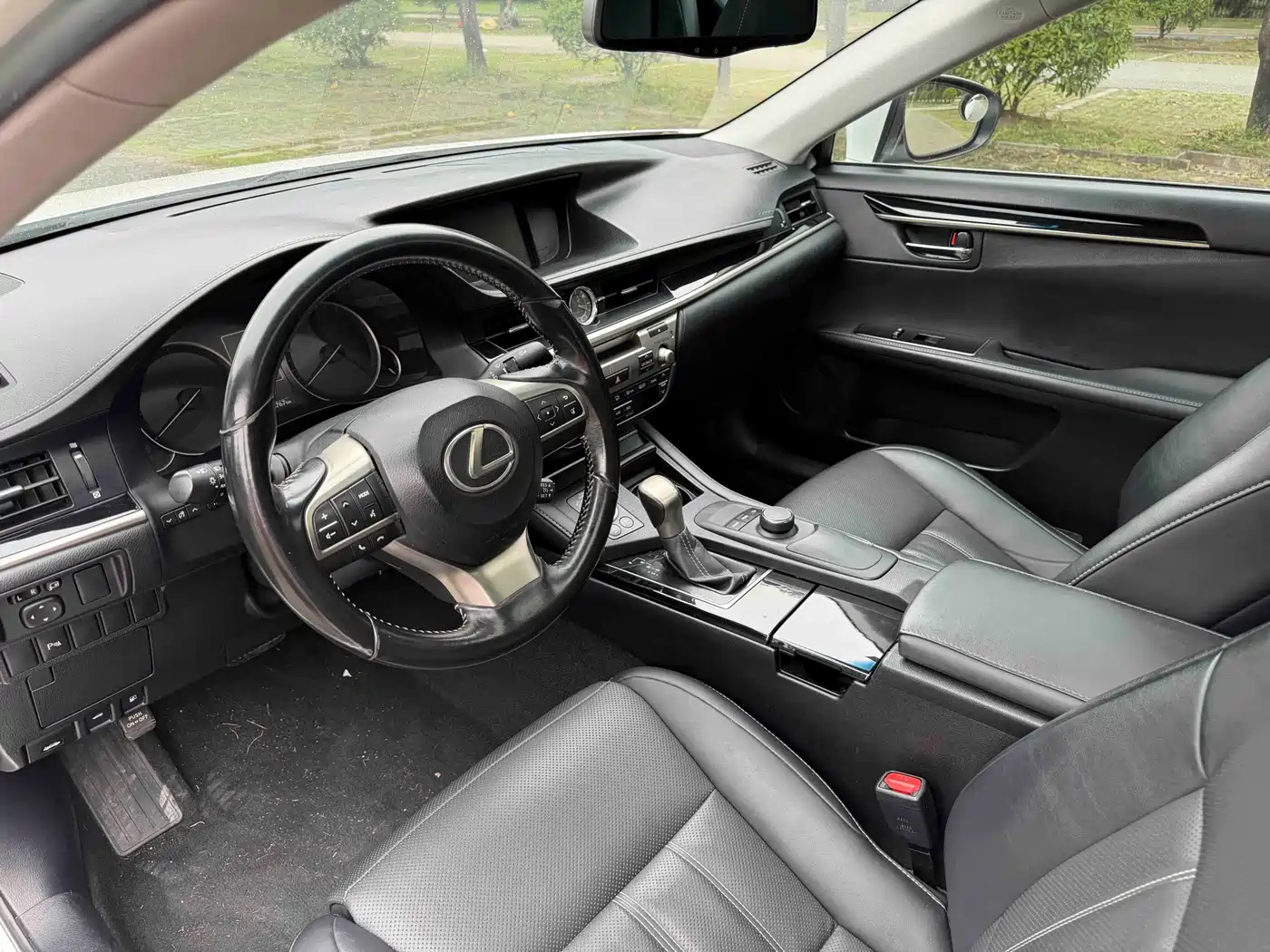 Photo 11 - Lexus ES