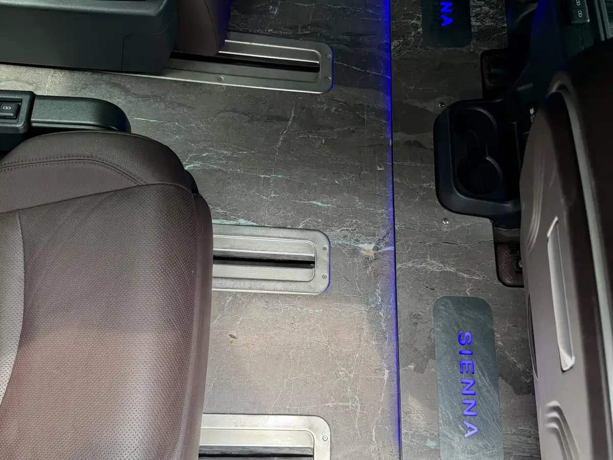 Toyota Sienna 2021 2.5L Hybrid Platinum Edition фото 21