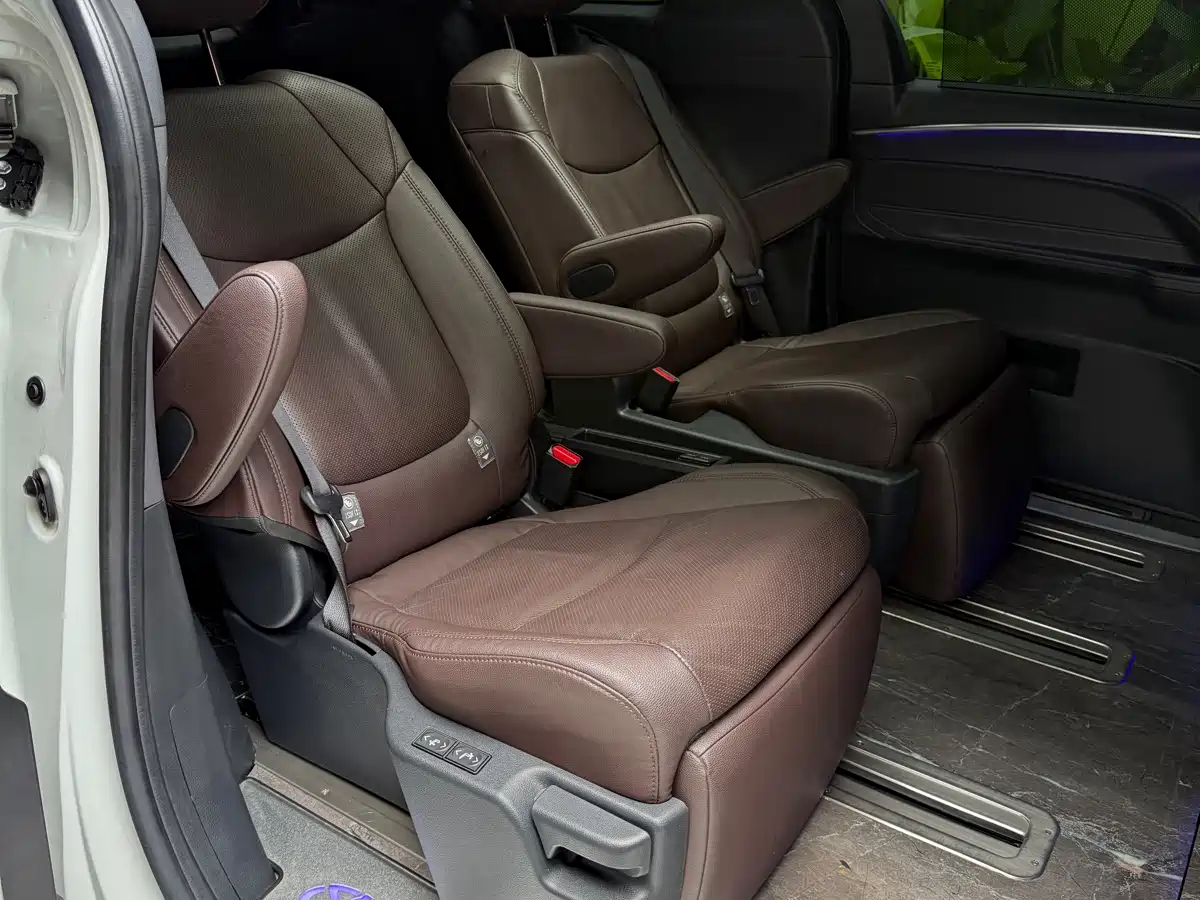 Toyota Sienna 2021 2.5L Hybrid Platinum Edition фото 20