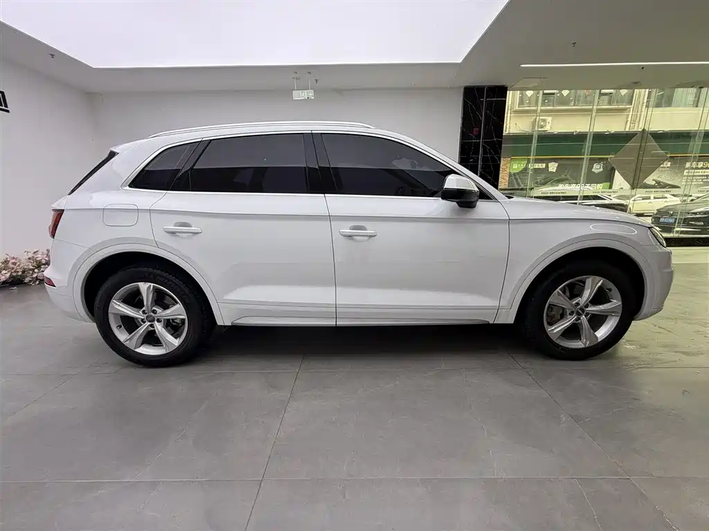 Audi Q5L 2020 Facelift 40 TFSI Honor Fashion фото 4