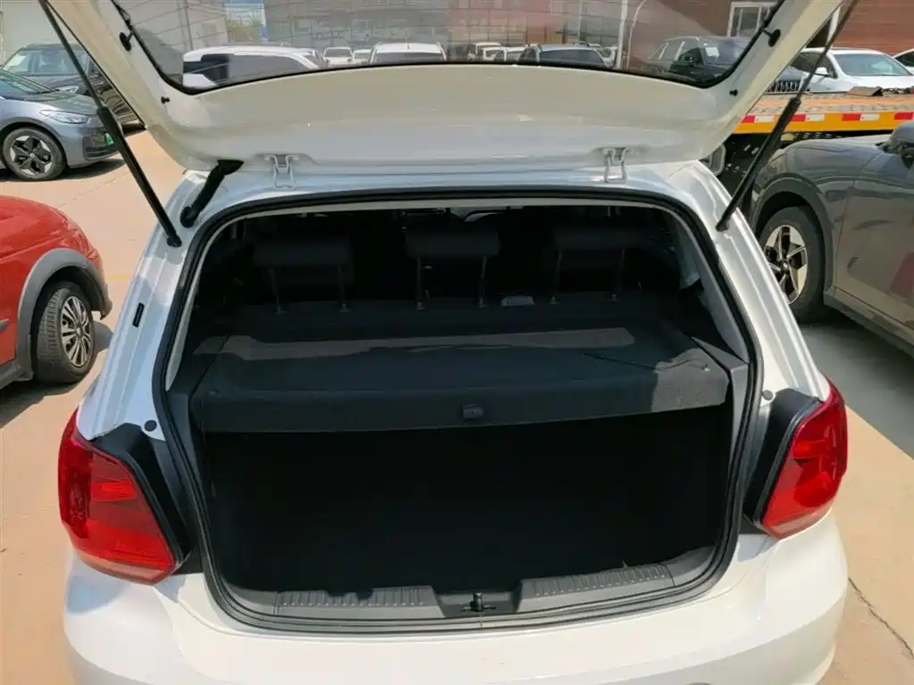 Volkswagen Polo 2014 1.4L Manual Trend Edition фото 19