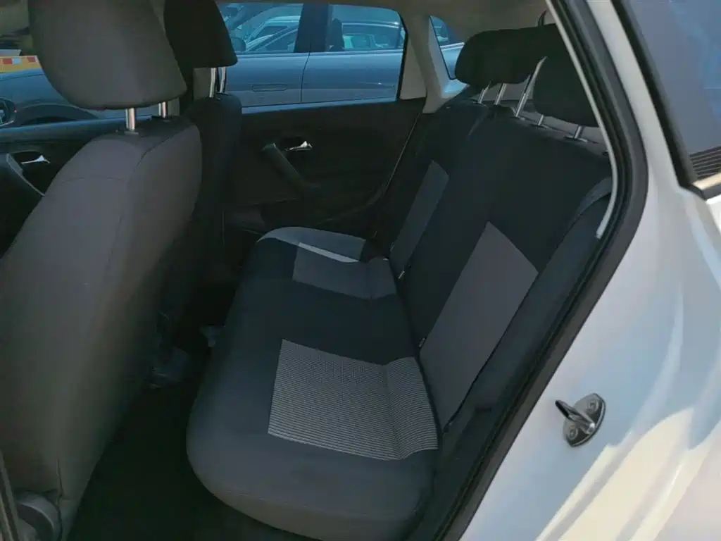 Volkswagen Polo 2014 1.4L Manual Trend Edition фото 17
