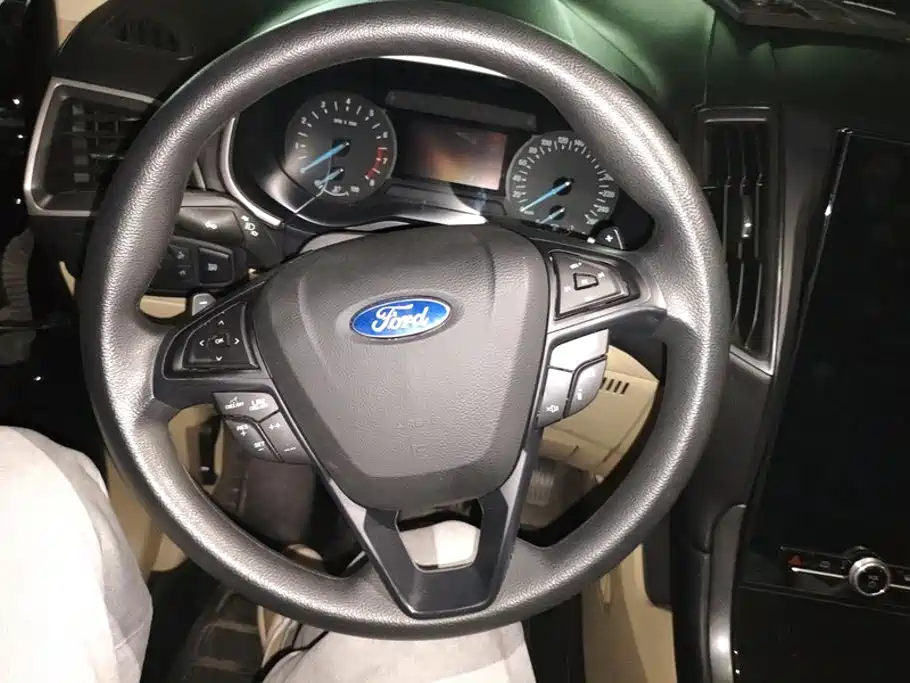 Фото 15 - Ford Edge