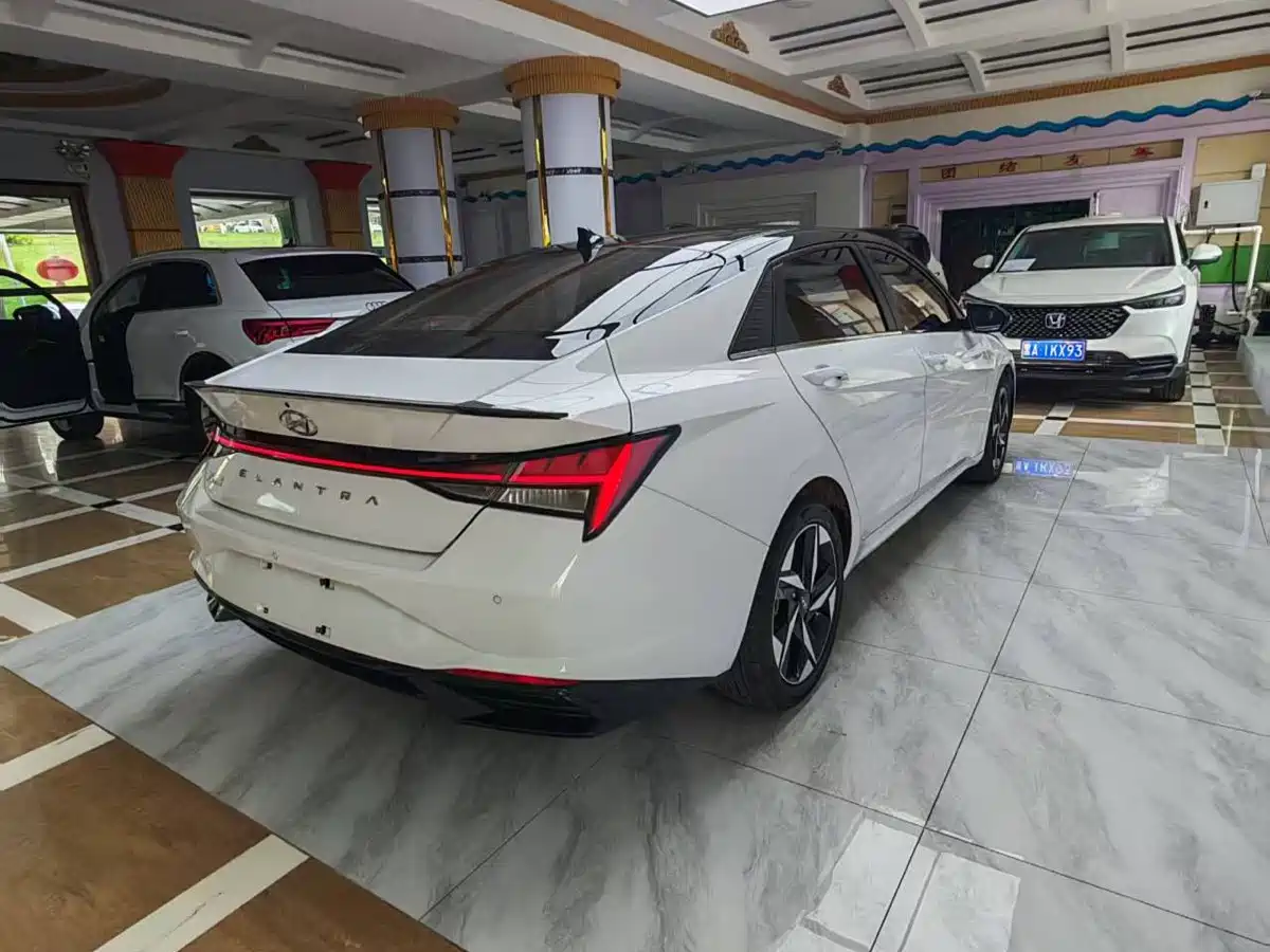 Hyundai Elantra 2022 1.5L CVT LUX Premium Edition фото 8