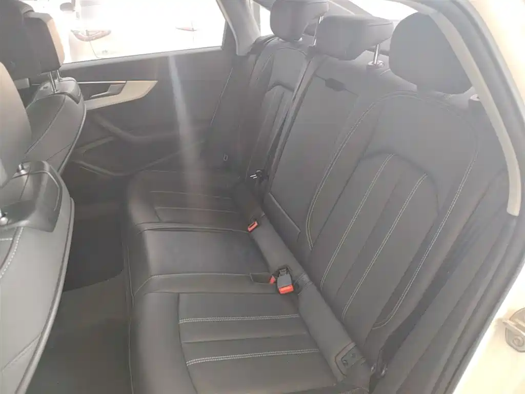 Фото 17 - Audi A4L
