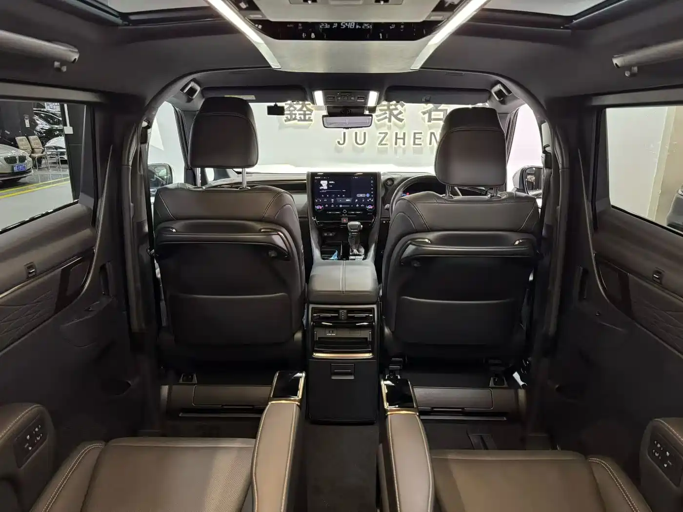 Toyota Alphard фото 8