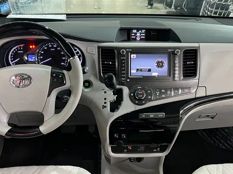 Toyota Sienna 2013 3.5L 4WD Automatic фото 17