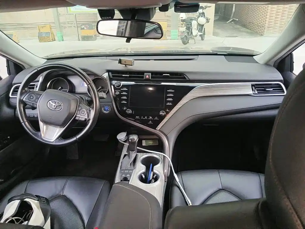 Фото 12 - Toyota Camry