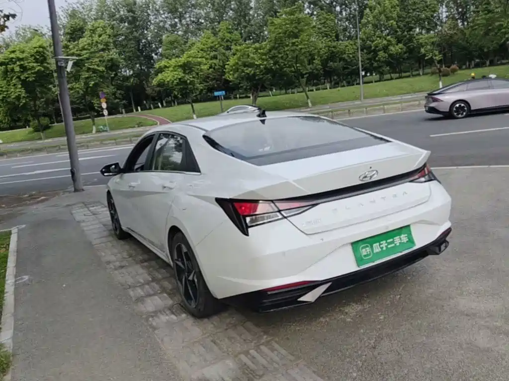 Фото 5 - Hyundai Elantra