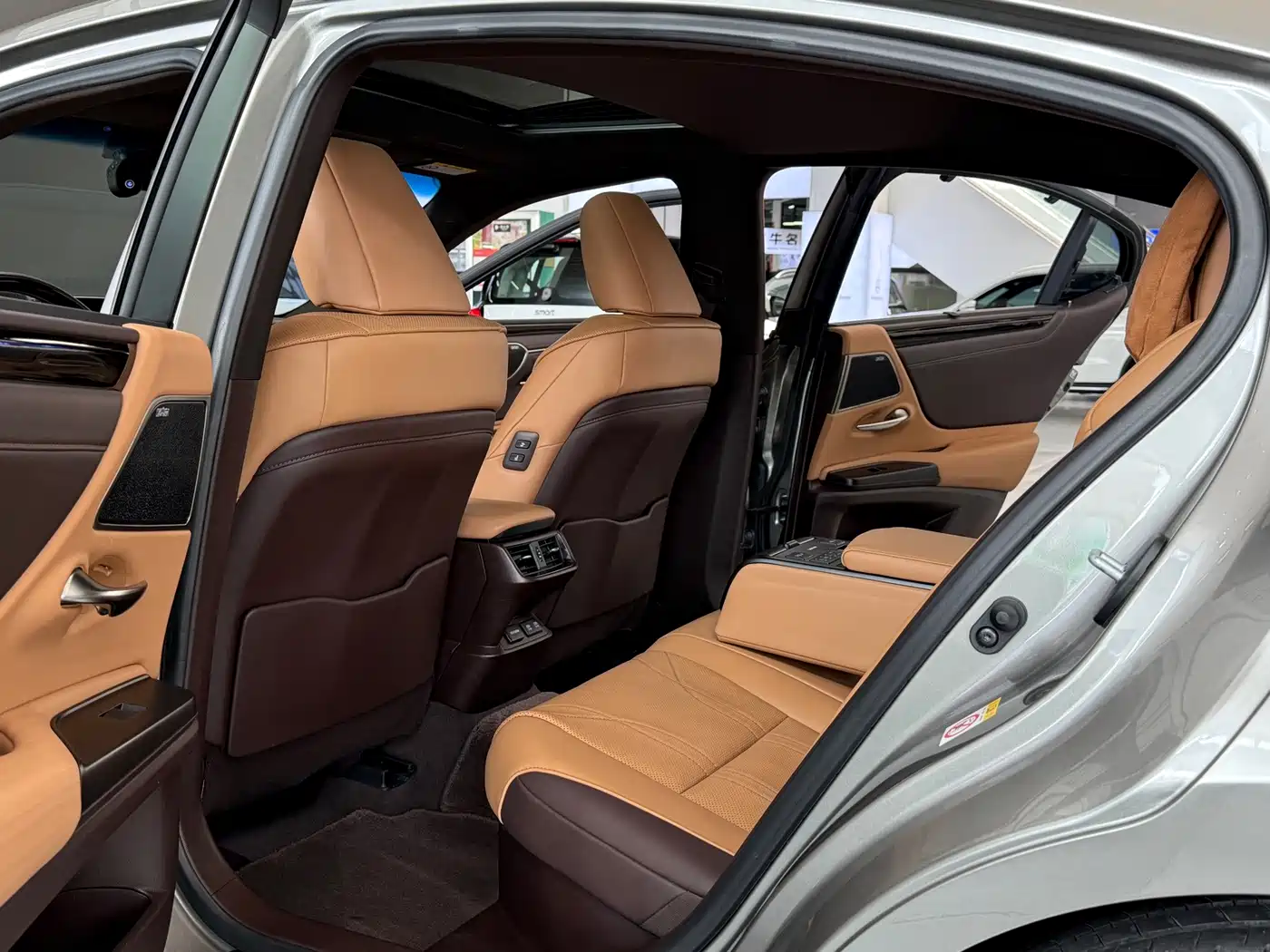 Фото 9 - Lexus ES