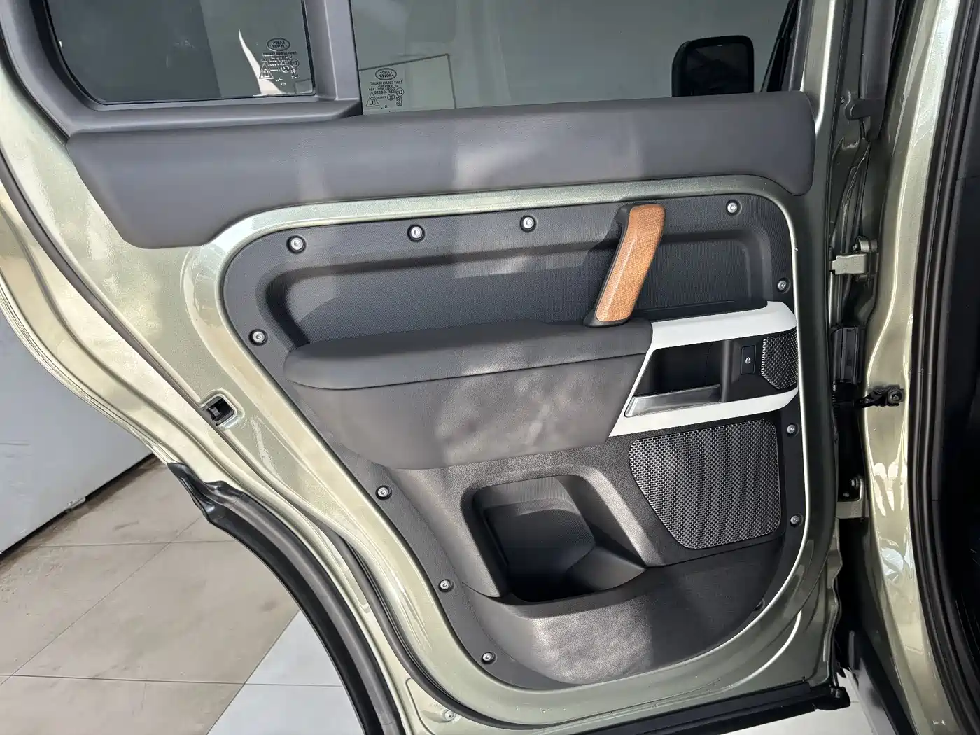 Land Rover Defender 2023 Model 110 3.0T P400 Dark Special Edition фото 20