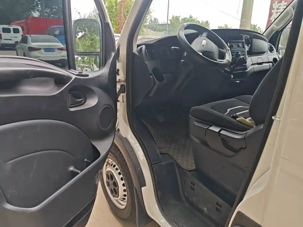 Iveco Daily 2025 2021 2.0T Manual Chaorui Short Wheelbase Low Roof Sliding Door F1A