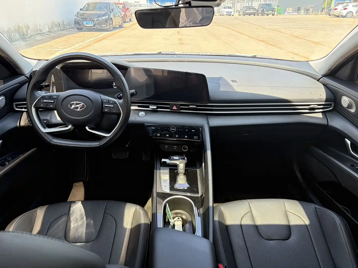 Hyundai Elantra 2021 1.5L CVT LUX Premium Edition фото 5