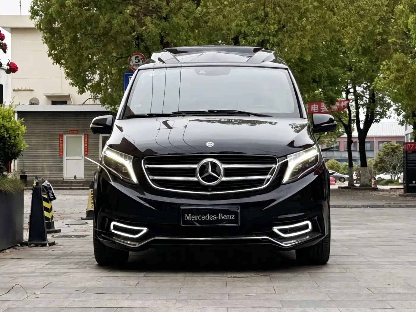 Mercedes-Benz V-Class 2018 V 260 L Premium Long Wheelbase Edition China VI фото 2