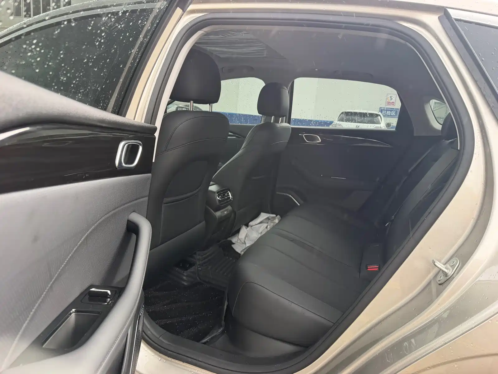 Фото 9 - Geely Emgrand
