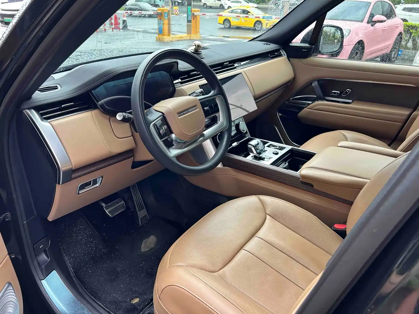 Land Rover Range Rover 2023 3.0 L6 400PS Golden Age 7-Seater Long Wheelbase фото 2