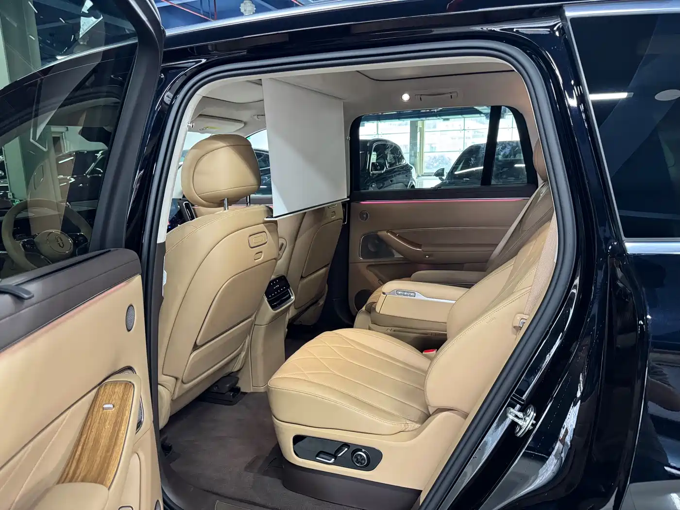 AITO Wenjie AITO M8 2025 Extended Range Ultra 53.4kWh 6-Seater фото 9