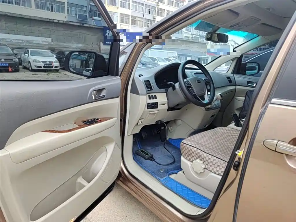 BYD M6 2013 2.4L Manual Luxury фото 16