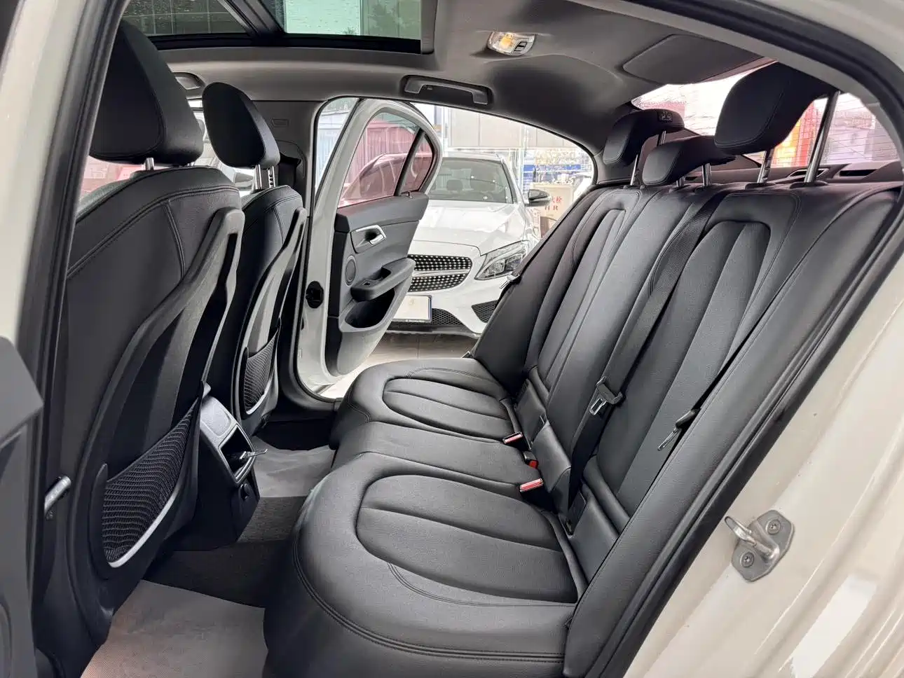 BMW 1 Series 2018 118i Sport Edition фото 12