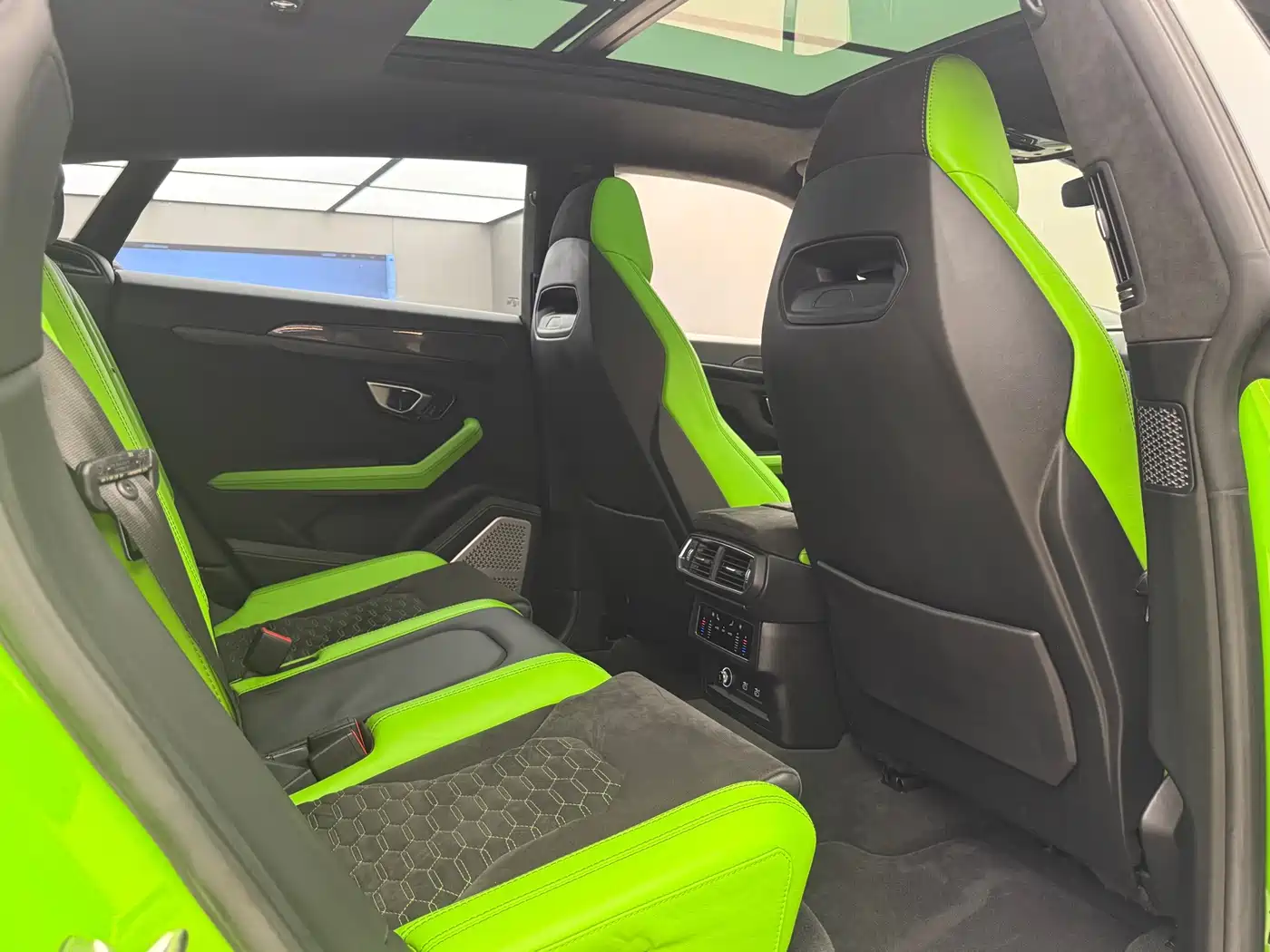 Фото 12 - Lamborghini Urus