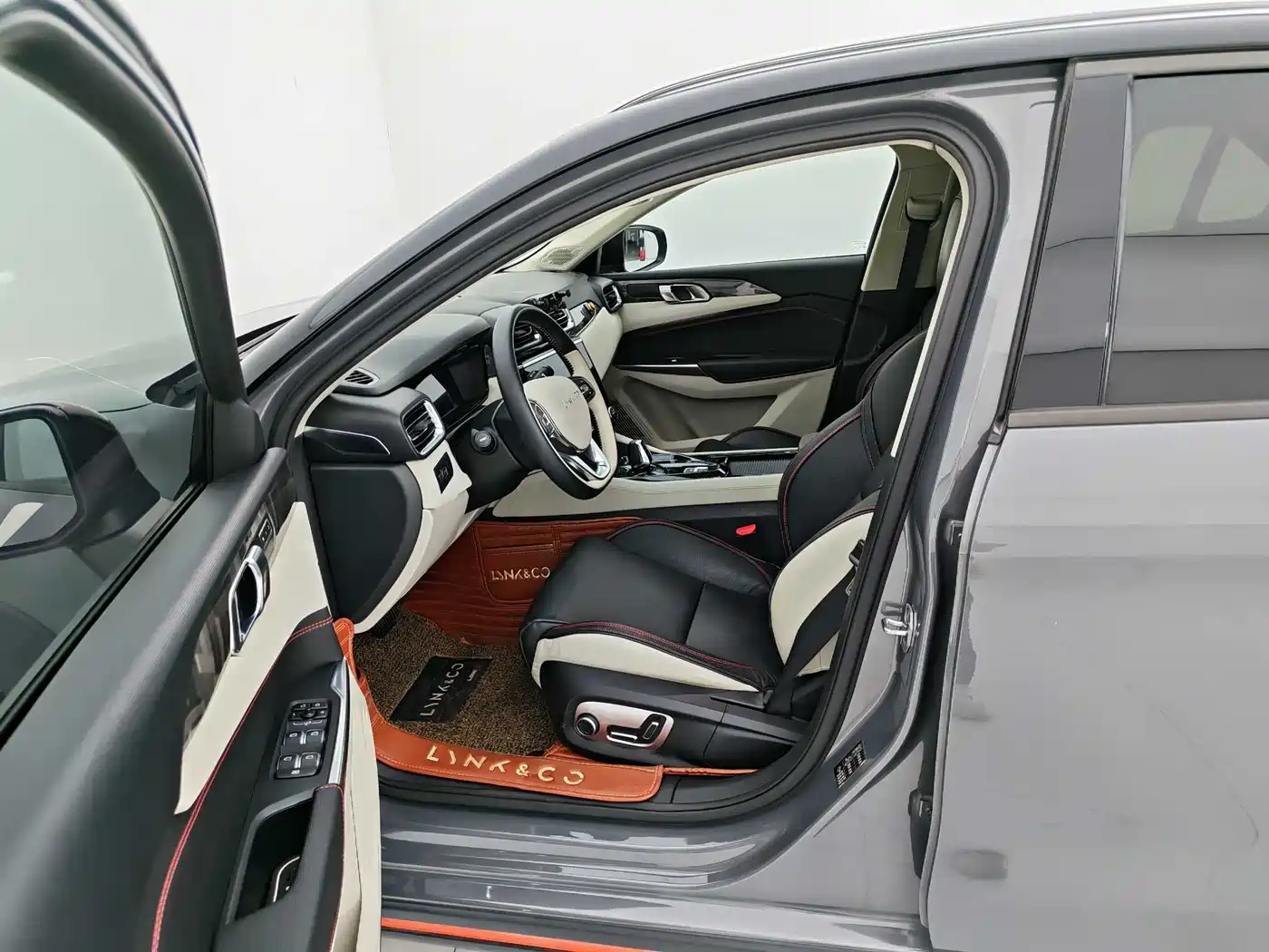 Lynk & Co 02 2018 Model 1.5T DCT 2WD Yao Pro Edition China V фото 8