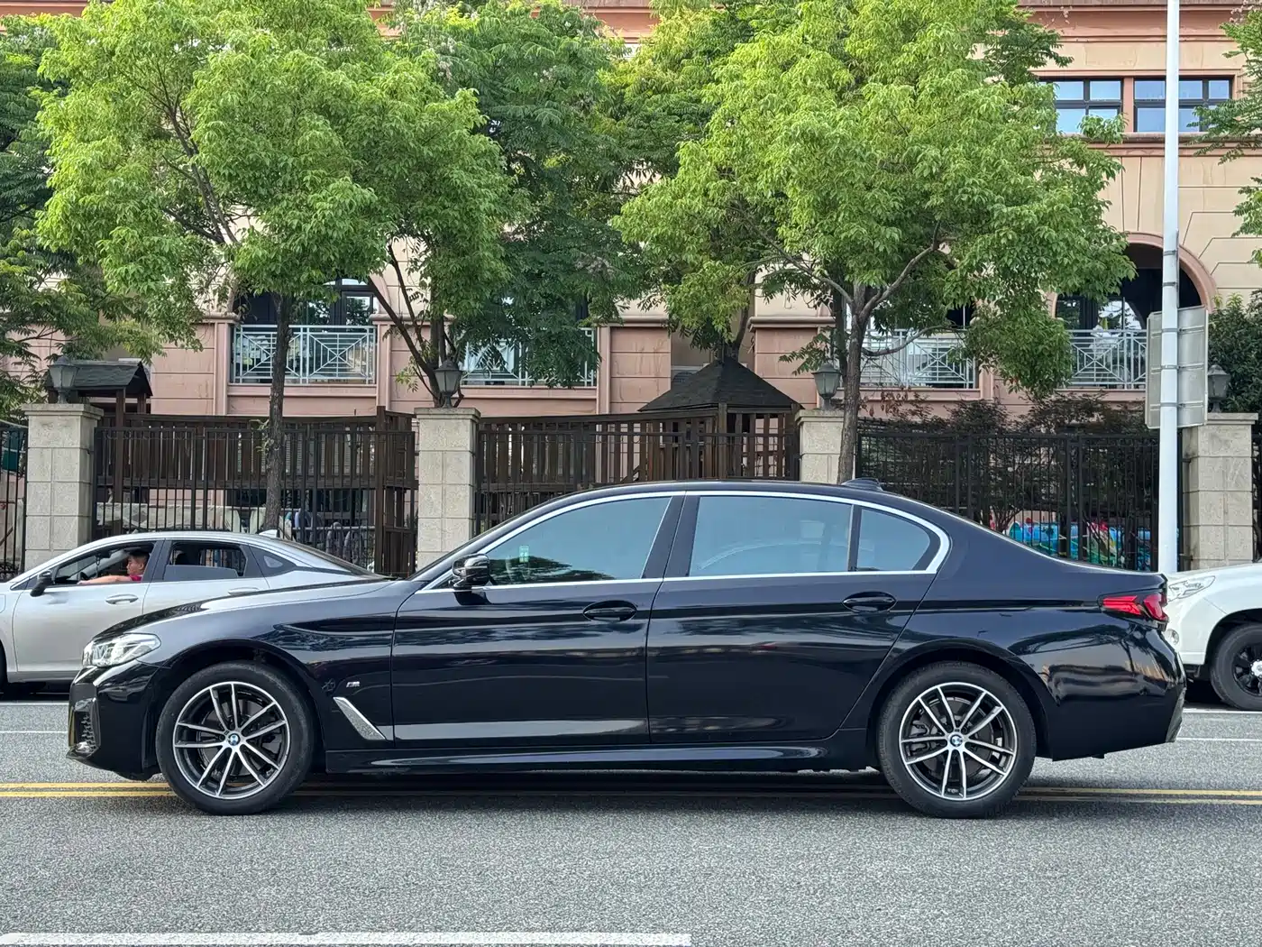 BMW 5 Series 2021 525Li M Sport Package фото 16