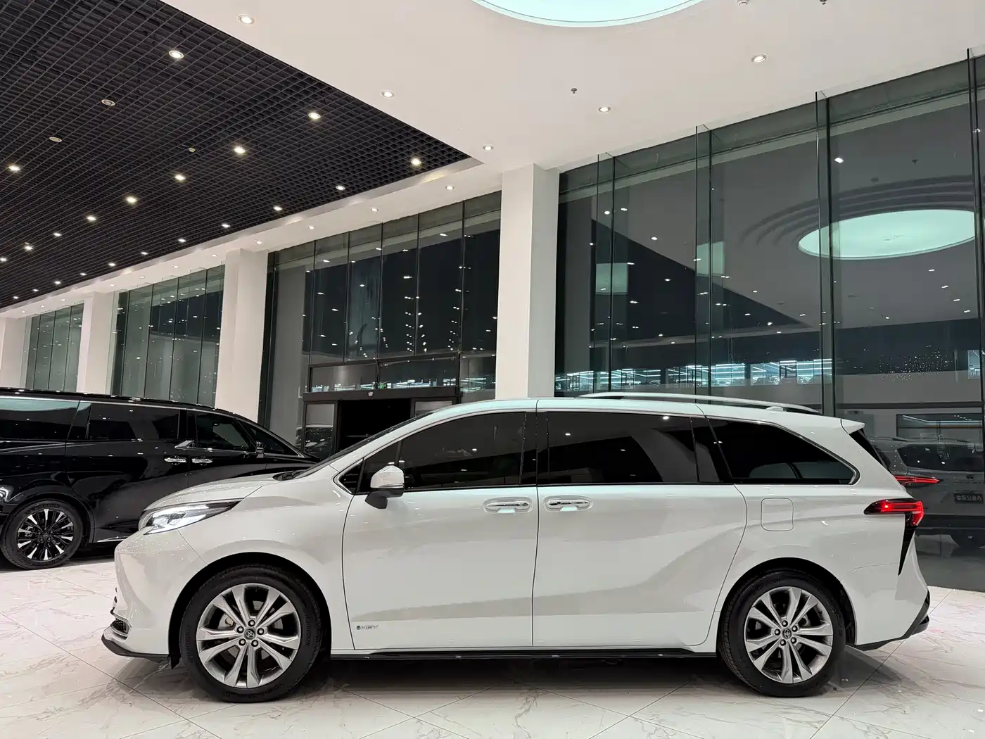 Toyota Sienna 2024 2.5L Hybrid Comfort Edition фото 9