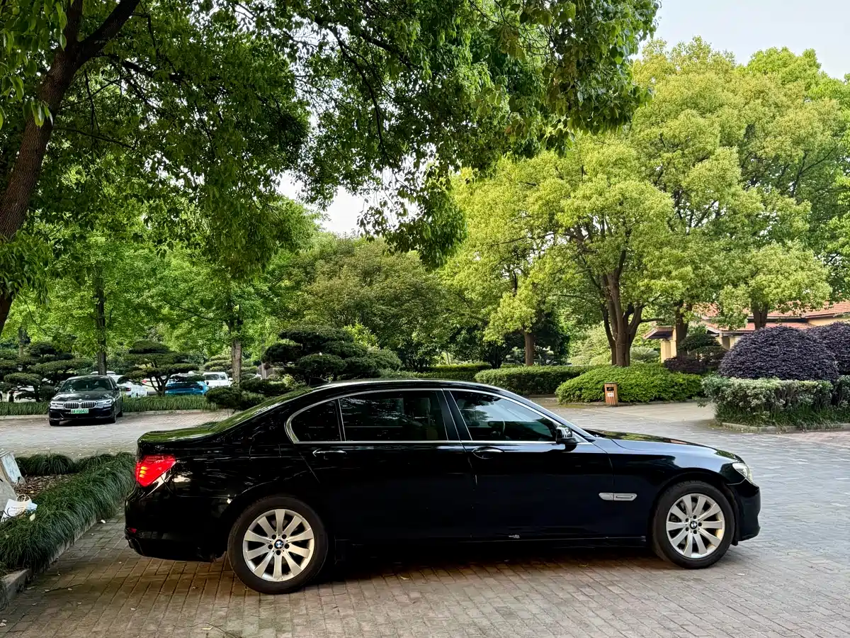 BMW 7 Series 2009 Model 740Li Leading Edition фото 5