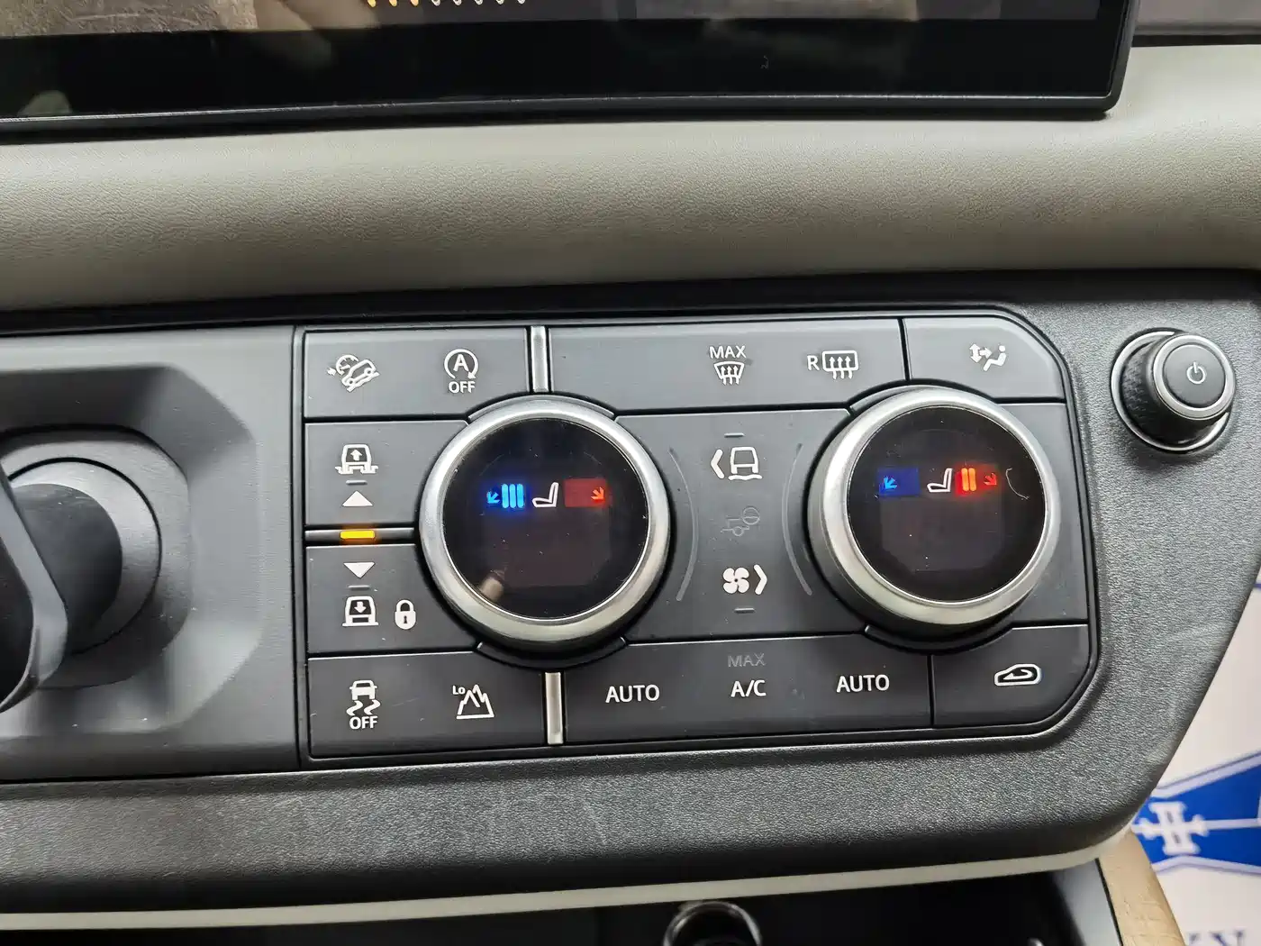 Land Rover Defender 2022 110 P400 Dark Special Edition фото 12