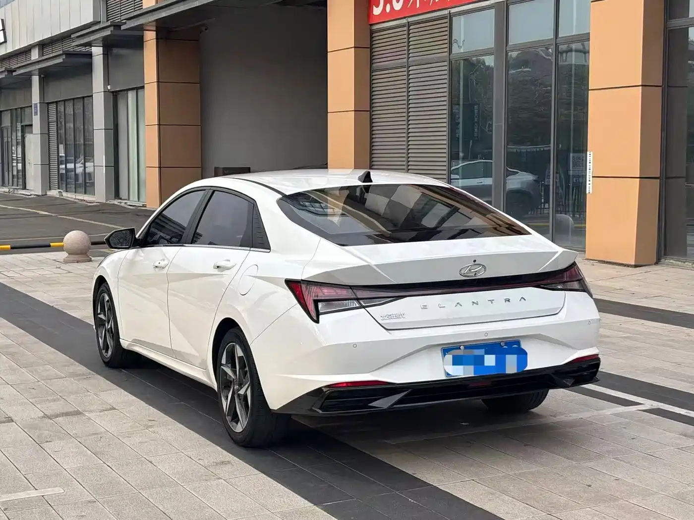 Hyundai Elantra 2022 1.5L CVT LUX Premium Edition фото 9
