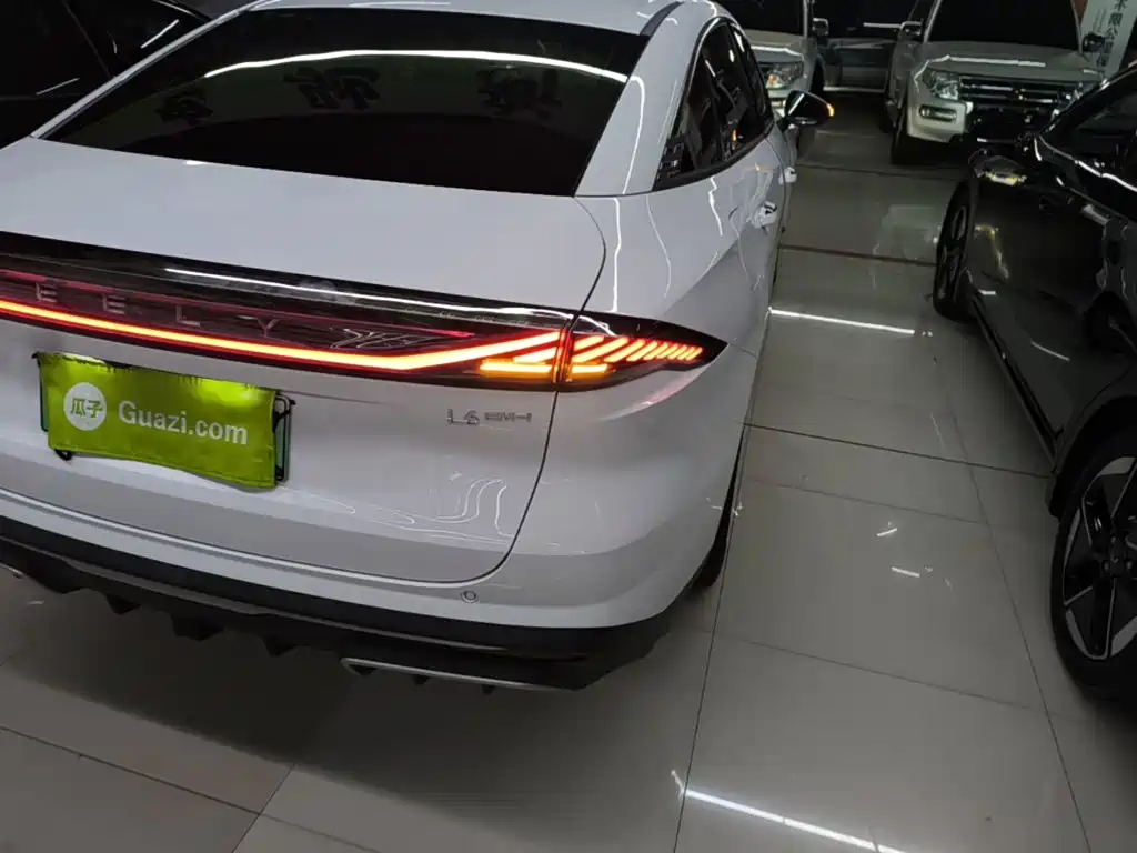 Geely Galaxy Galaxy L6 2025 2025 EM-i 60km Voyage Edition
