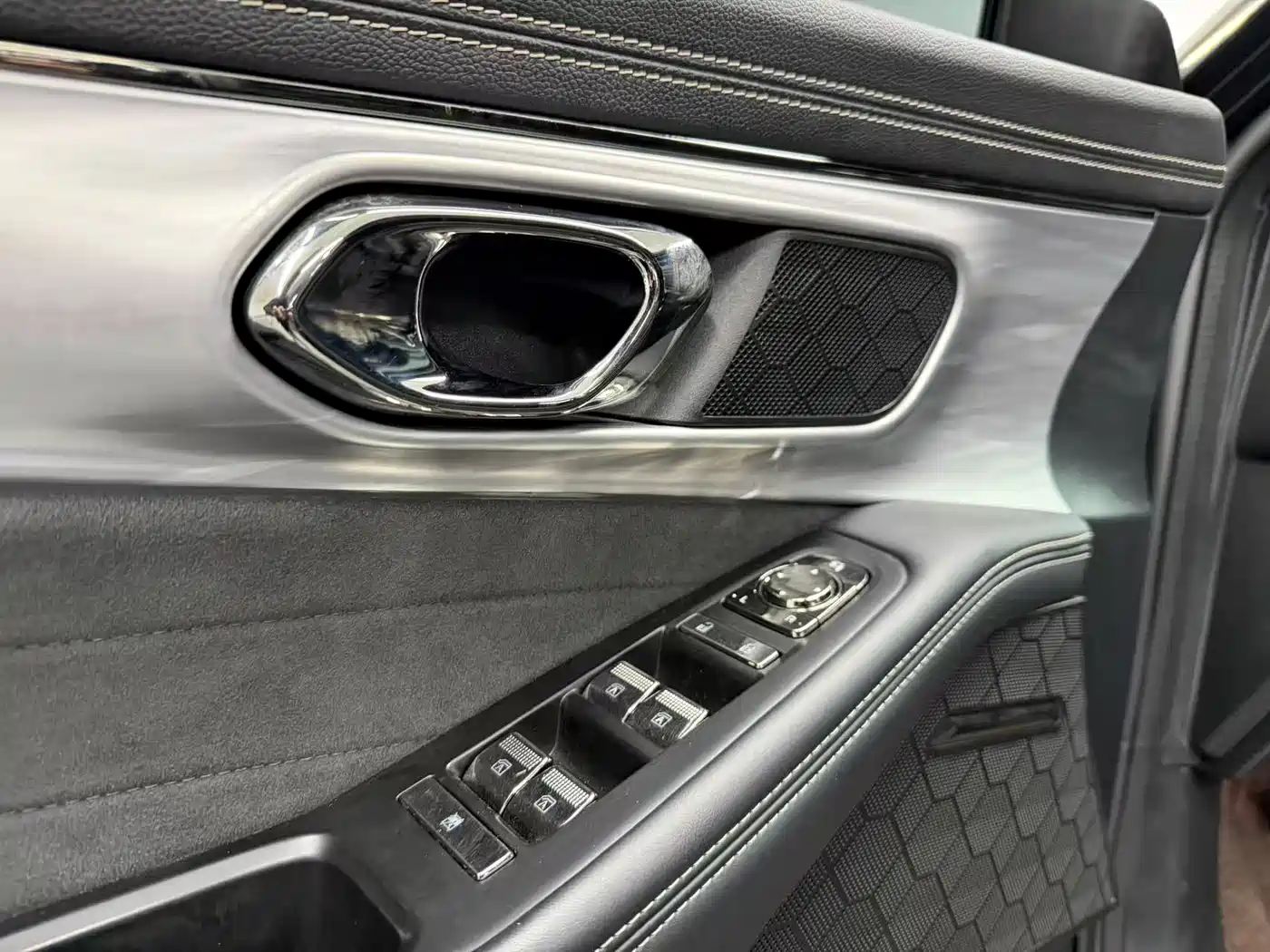 GAC Trumpchi Trumpchi GS8 2022 Dual Engine Series 2.0TM 2WD Premium Edition (7-Seater) фото 12