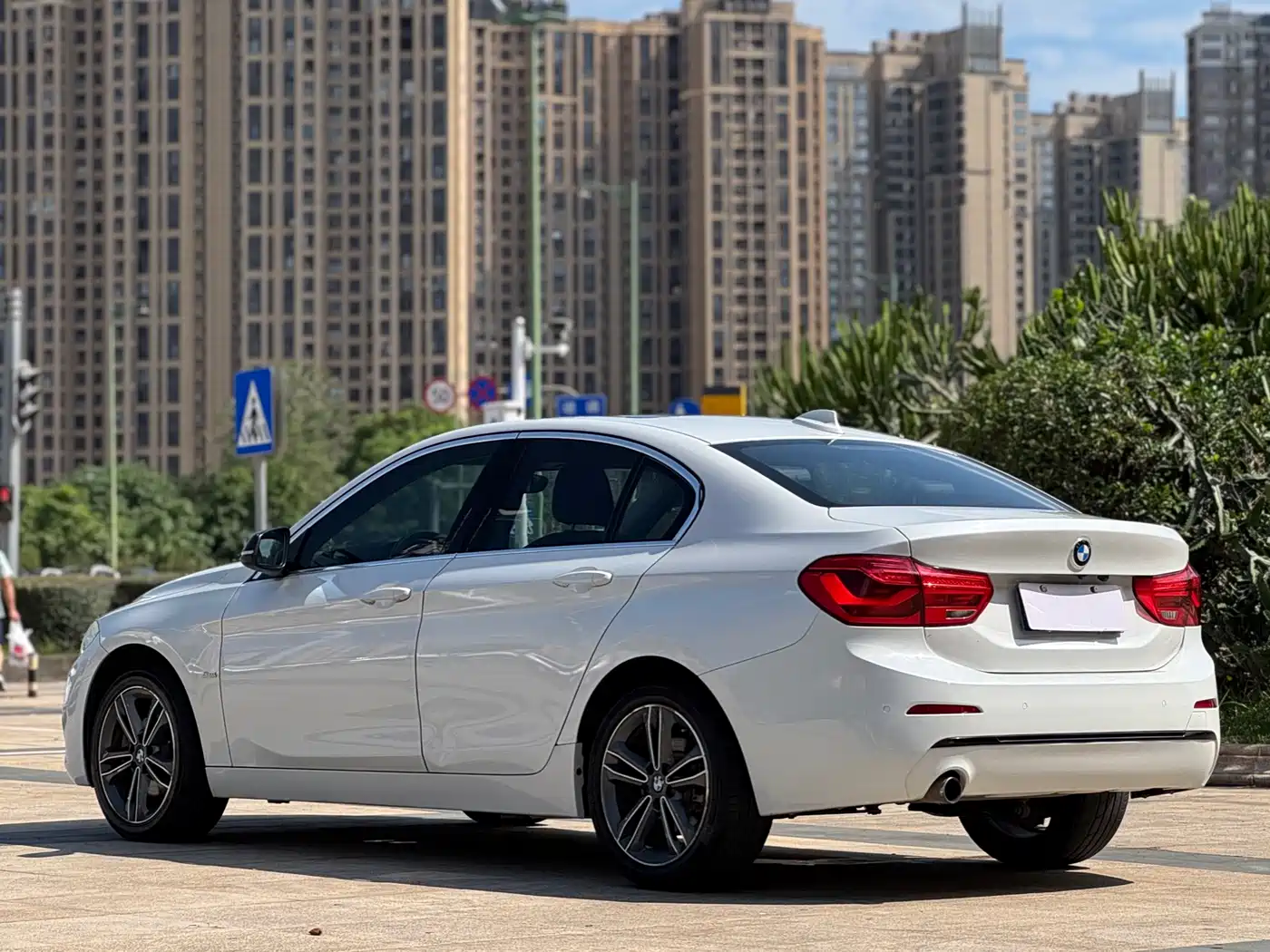 BMW 1 Series 2018 118i Sport Edition фото 10